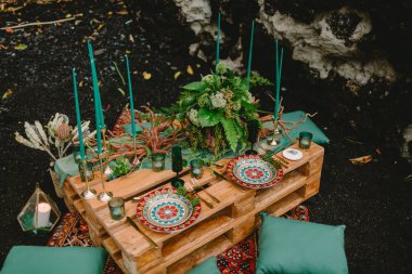 Mumlar, tabloyla şık Düğün yemekleri ve bitki. Düğün rustik yemeği