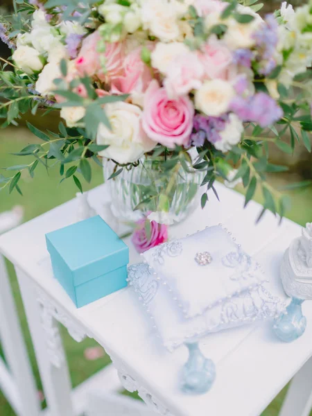 Buket mavi hediye ile. Düğün günü güzel dekorlu.