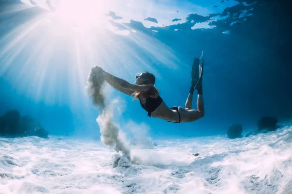 Vrouw Freediver Met Wit Zand Zand Zee Met Vinnen Freediving — Stockfoto