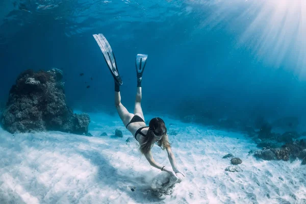 Vrouw Freediver Met Zand Zand Zee Met Vinnen Freediving Onderwater — Stockfoto