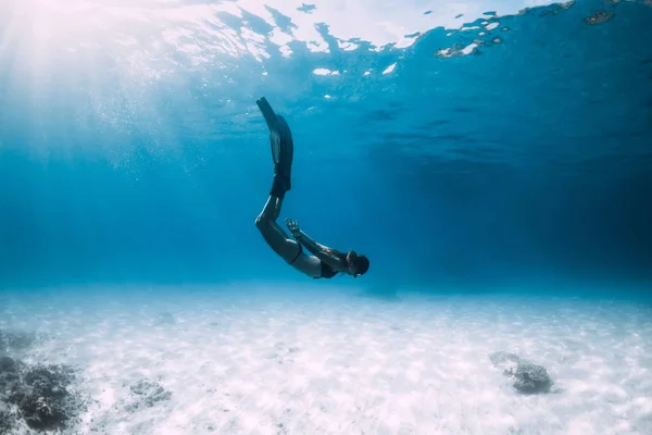 Kadın Freediver Yüzgeçleri Ile Kumlu Deniz Üzerinde Süzülüyor Serbest Dalış — Stok fotoğraf