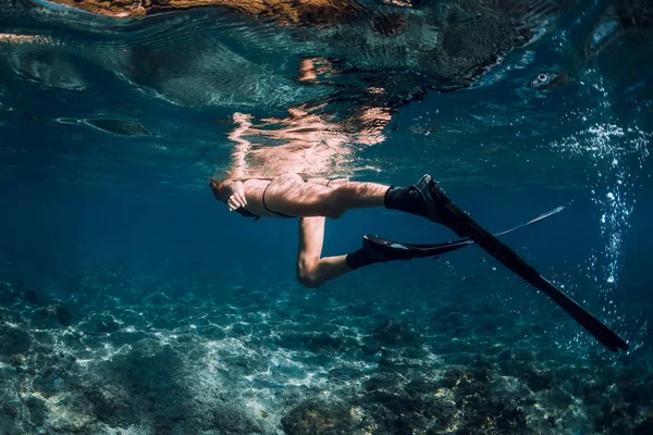 Apnea Donna Con Pinne Coralli Immersioni Subacquee Nell Oceano Blu — Foto Stock