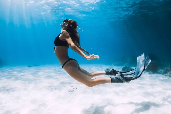 Žena Volný Potápěč Plavat Přes Písečné Moře Ploutvemi Freediving Pod — Stock fotografie