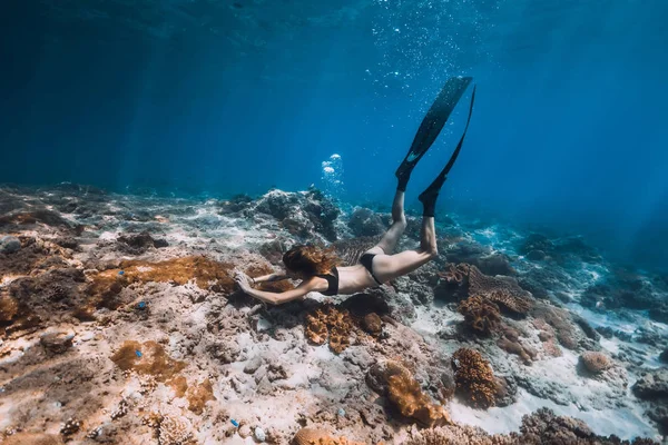Женщина Фридайвер Плавниками Кораллами Фридайвинг Голубом Океане — стоковое фото