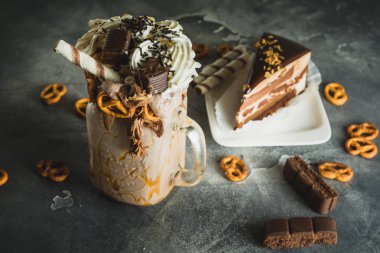 Damlayan sos, krema ve çikolata ile lezzetli süt içecek