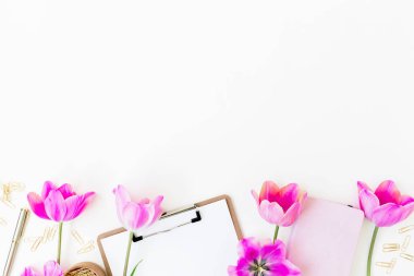 Güzellik blog kompozisyon. Beyaz arka planda Pano, günlüğü ve lale çiçekleri ile çalışma alanı. Düz yatıyordu, en iyi görünümü.