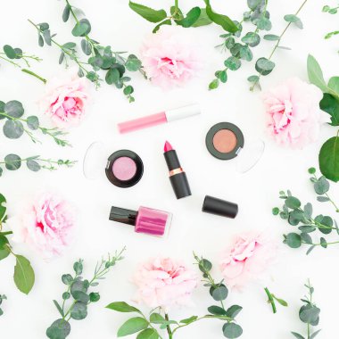 Pembe Gül çiçek, okaliptüs ve kozmetik beyaz zemin üzerine çerçeve. Düz yatıyordu, en iyi görünüm. Sevgililer günü