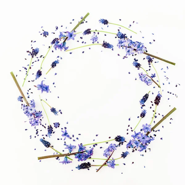 Bahar çiçekleri ve beyaz arka plan üzerinde pembe sümbül çiçek ile çerçeve çiçek. Düz yatıyordu, en iyi görünümü.