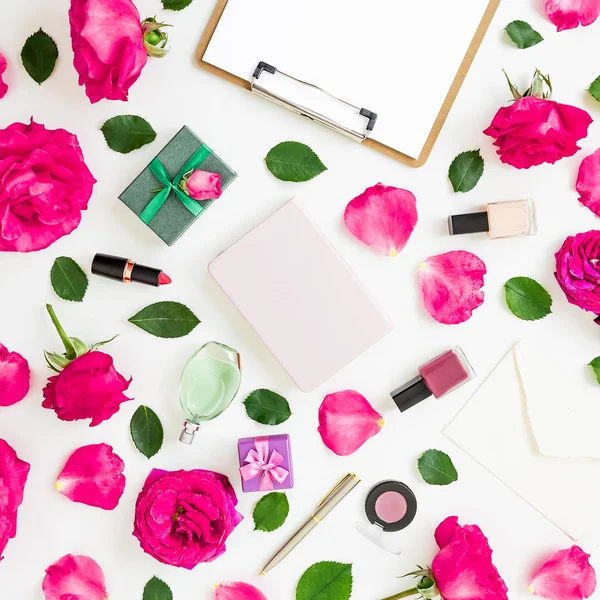 Moda kompozisyon kozmetik, pembe Gül, Pano, defter ve kalem beyaz arka plan üzerinde. Düz yatıyordu, en iyi görünüm. Blogger kompozisyon