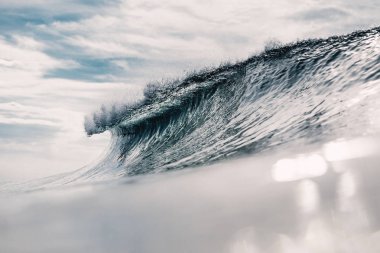 İdeal okyanus dalgası. Varil dalga ve güneş ışığı kırma