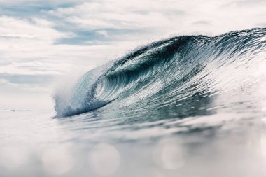 İdeal okyanus dalgası. Varil dalga ve güneş ışığı kırma