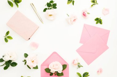 Sevgililer günü. Çerçeve peonies, okaliptüs, zarf ve beyaz zemin üzerine kalem ile günlüğü ile. Düz yatıyordu