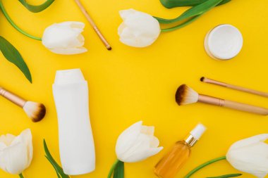 Şampuan, parfüm, krem, Beyaz Lale çiçek Sarı zemin üzerine boşlukla kopyalayın. Düz yatıyordu, en iyi görünümü