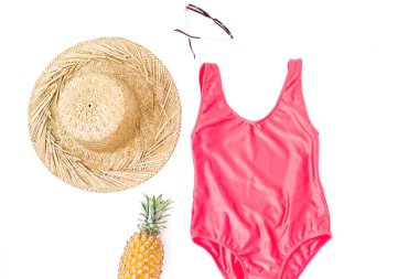 Ananas, güneş gözlüğü, saman ve pembe mayo beyaz arka plan üzerinde tatil bileşimi. Düz yatıyordu, en iyi görünümü