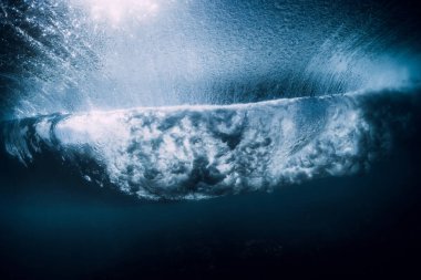 Dalga su altında. Okyanus sualtı