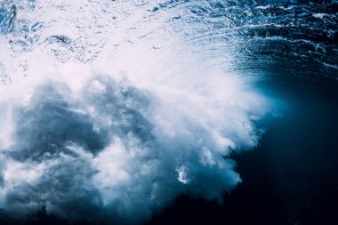 Dalga su altında. Mavi okyanus sualtı