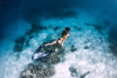 Freediver kum kumlu deniz yüzgeçleri ile üzerinden. Serbest dalış sualtı Hawaii