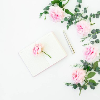 Pembe Gül çiçek ve okaliptüs günlüğü ve kalem beyaz zemin üzerine çerçeve. Düz yatıyordu, en iyi görünüm. Sevgililer günü