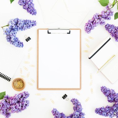 Pano, günlüğü, leylak ve beyaz arka plan üzerinde aksesuarları ile kadınsı kompozisyon. Düz yatıyordu, en iyi görünümü.