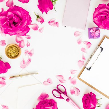 Alan pembe çiçekler, yaprakları, Pano, dizüstü bilgisayar ve aksesuarları beyaz arka plan üzerinde çalışıyorum. Düz yatıyordu