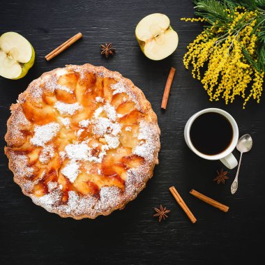 Elma pasta şeker, kahve kupa, elma meyve, masaya tarçın ve mimoza çiçek ile. Düz yatıyordu,
