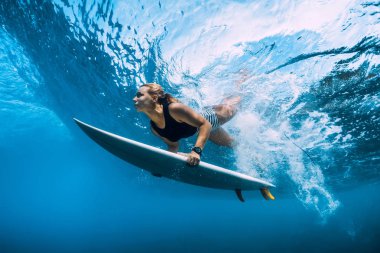 Sörfçü kadın dalış sualtı. Surfgirl dalış büyük dalga altında