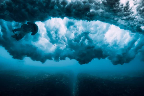 サーファーの女性 ダイビング 大きな波を受ける Surfgirl ダイビング — ストック写真