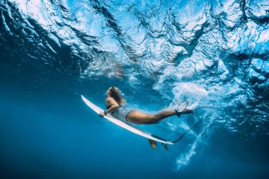 Sörfçü kadın dalış sualtı. Surfgirl dalış büyük dalga altında