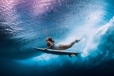 Sörfçü kadın dalış sualtı. Surfgirl dalış büyük dalga altında