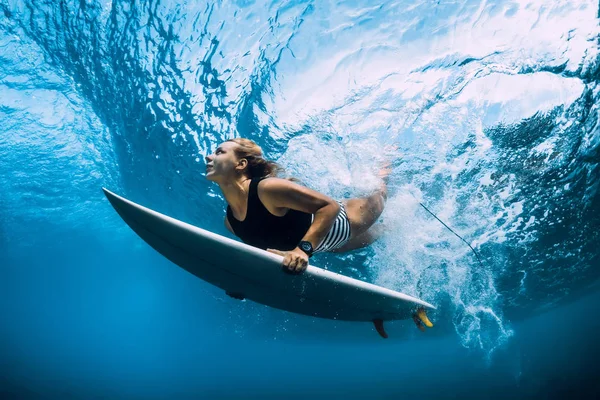 Surferin Taucht Unter Wasser Surfgirl Taucht Unter Großer Welle — Stockfoto