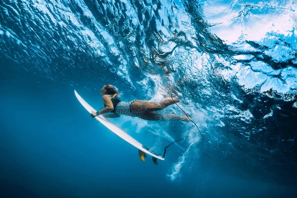 Surfer Γυναίκα Υποβρύχια Κατάδυση Surfgirl Κατάδυση Κάτω Από Μεγάλο Κύμα — Φωτογραφία Αρχείου