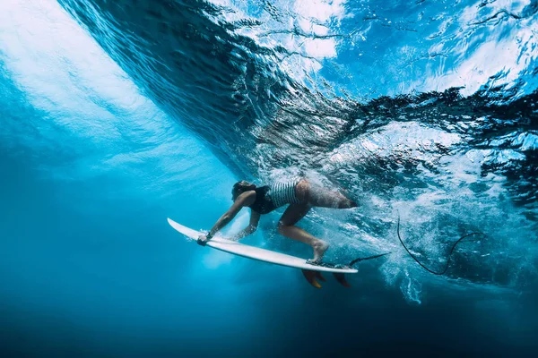 Surfer Γυναίκα Υποβρύχια Κατάδυση Surfgirl Κατάδυση Κάτω Από Μεγάλο Κύμα — Φωτογραφία Αρχείου