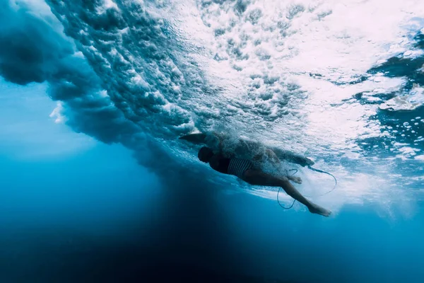Mujer Surfista Sumergirse Bajo Agua Surfgirl Buceo Bajo Ola Grande — Foto de Stock