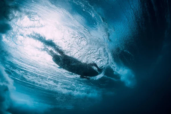 サーフボードでサーファーは青い海 海中で泳ぐ — ストック写真