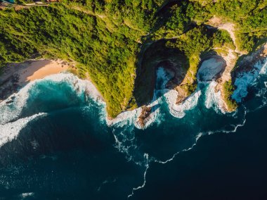 Cliff, gizli plaj ve mavi okyanus dalgaları Bali ile şaşırtıcı. Havadan görünümü