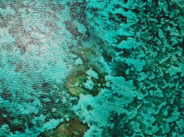 Turkuaz okyanus su ile havadan görünümü. Tahiti Adaları tropik kökenli