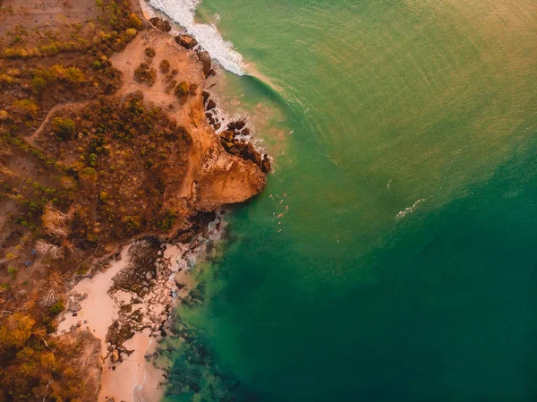 Vista Aérea Costa Rocosa Con Olas Oceánicas Puesta Sol — Foto de Stock