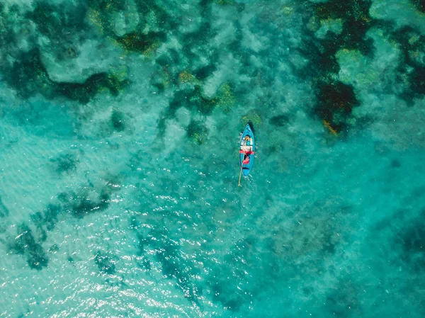 绿松石水晶海水和渔民在船上 空中拍摄 顶视图 — 图库照片