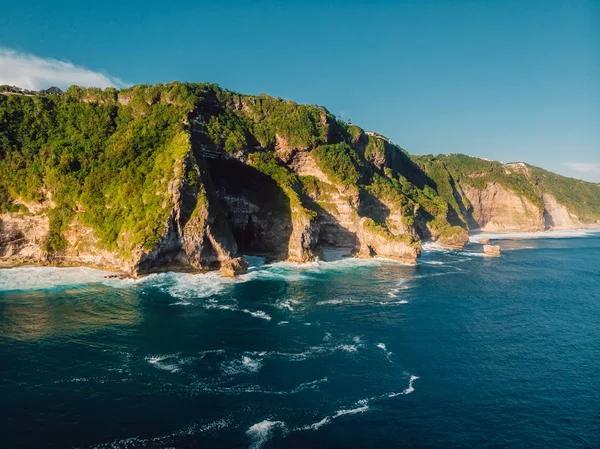 Fantastiska Cliff Och Ocean Bali Aerial Drönarvy — Stockfoto