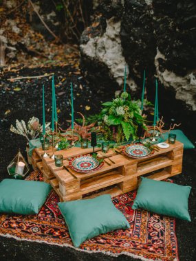 Mumlar, tabloyla şık Düğün yemekleri ve bitki. Düğün yemeği