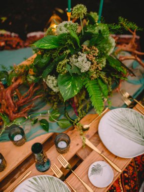 Mumlar, tabloyla şık Düğün yemekleri ve bitki. Düğün yemeği