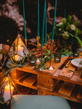 Mumlar, tabloyla şık Düğün yemekleri ve bitki. Düğün yemeği