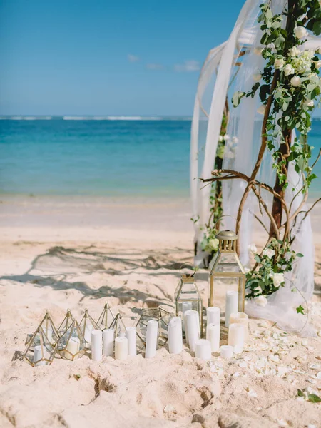 Detalles Del Arco Boda Con Flores Blancas Velas Playa — Foto de Stock