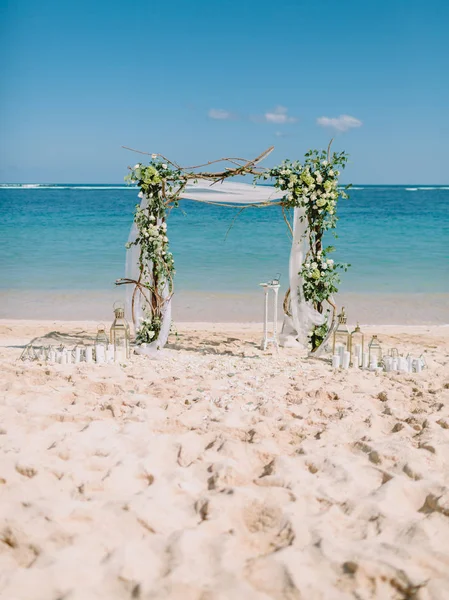 Arco Boda Con Flores Blancas Océano Azul Isla — Foto de Stock