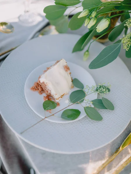 Słodki Tort Weselny Eukaliptusa Pozostawia Dekoracji — Zdjęcie stockowe