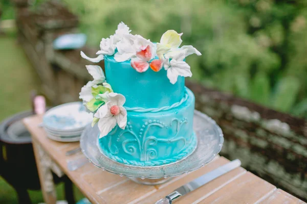 Hochzeitstorte Türkis Mit Blumen Und Geschenken Hochzeitsmahl — Stockfoto