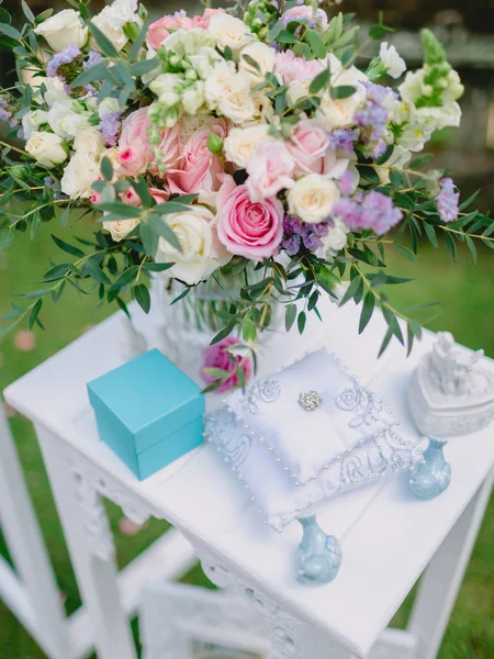 Buket mavi hediye ile. Düğün günü dekorasyonu ile.
