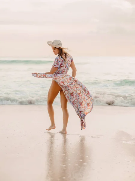 Atrakcyjna Kobieta Letnie Sukienki Ocean Plaża Zachodzie Słońca — Zdjęcie stockowe