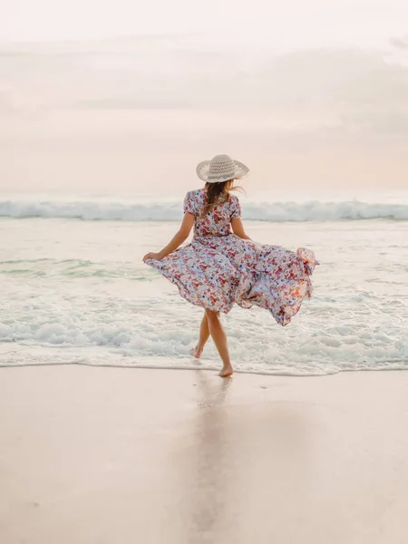 Mulher Atraente Vestido Verão Praia Oceano Pôr Sol — Fotografia de Stock