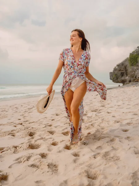 Приваблива Жінка Літній Сукні Океанічному Пляжі Заході Сонця — стокове фото